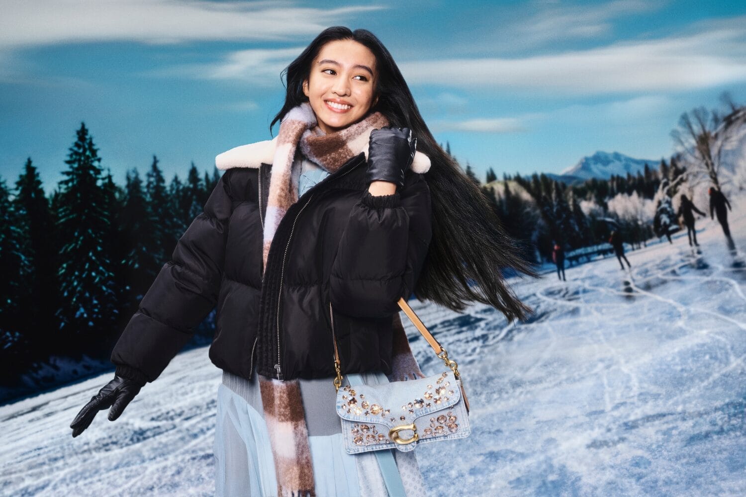 Coach 2025 节日广告点亮冬日心愿