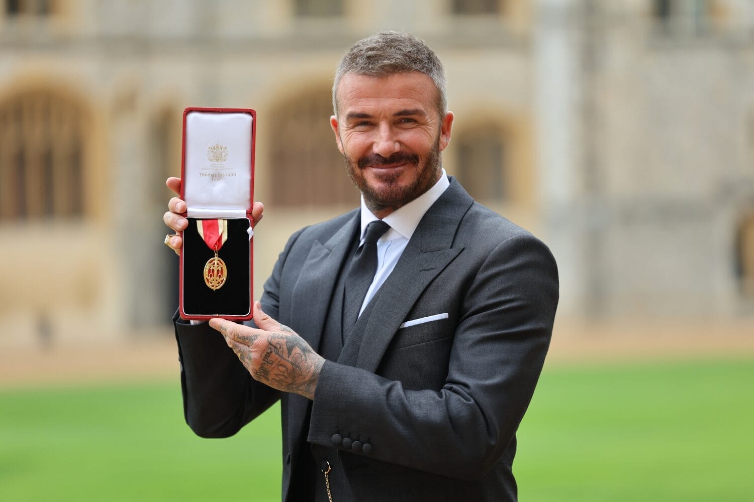 David Beckham 荣膺爵士封号，身披妻子首个男装定制礼服亮相