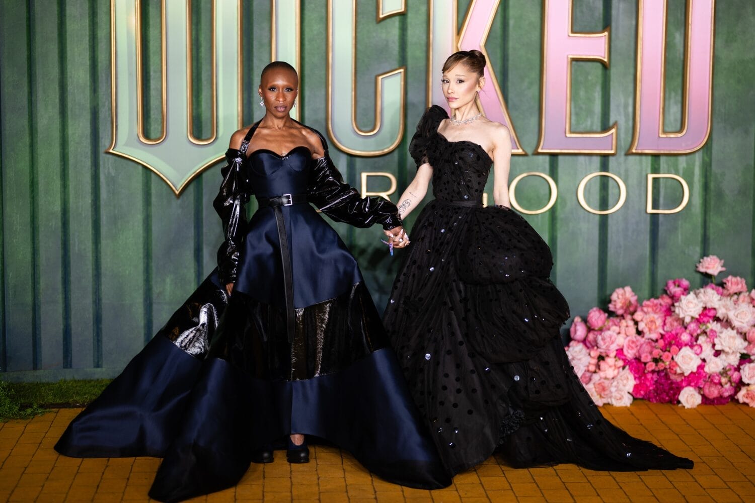 Wicked: For Good 两位女主角在现实世界的战服