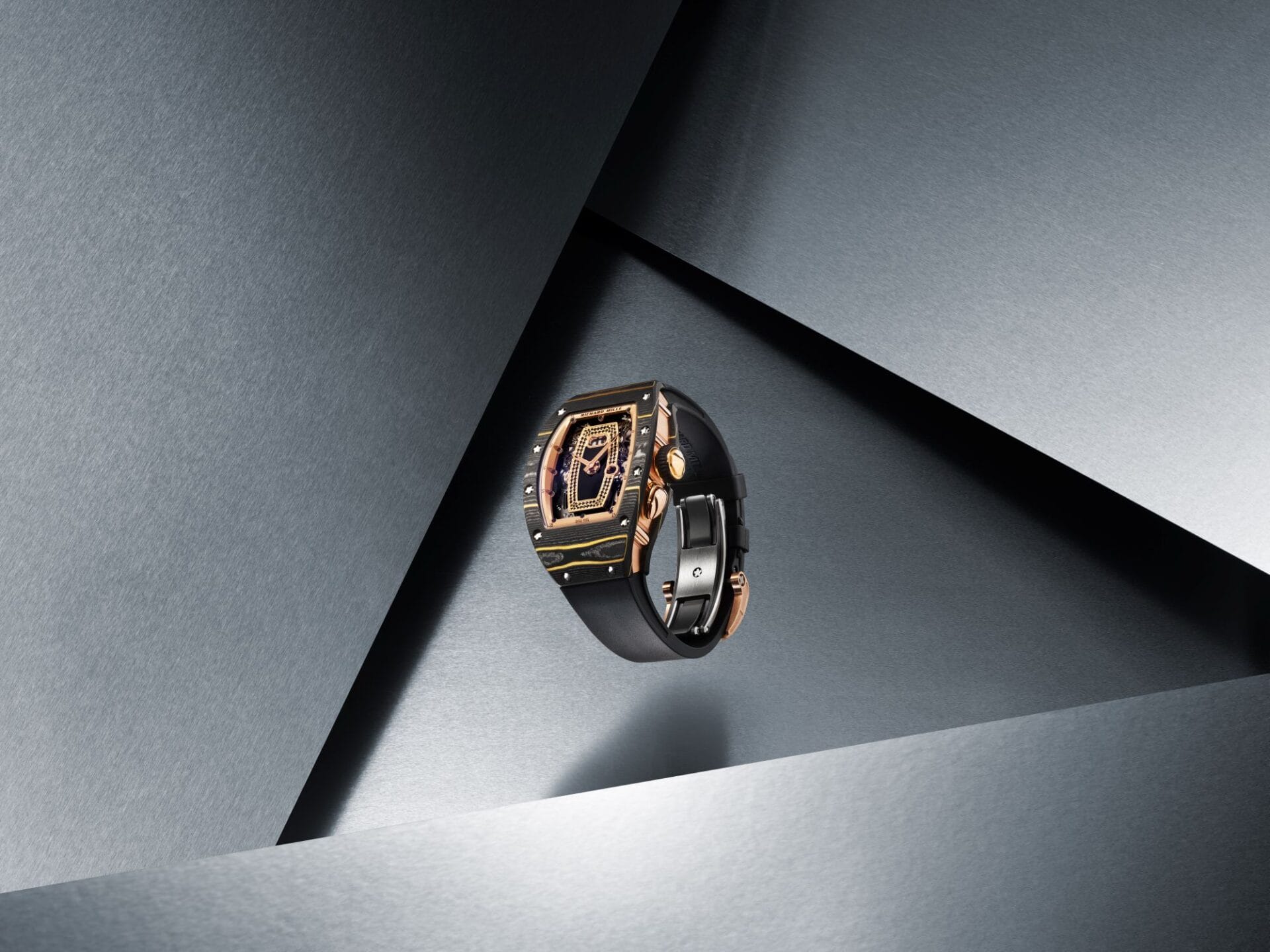 腕表采用Carbon TPT®碳纤维，不仅具备独特出众的外观，坚固特质同时还能为机芯提供足够的保护。