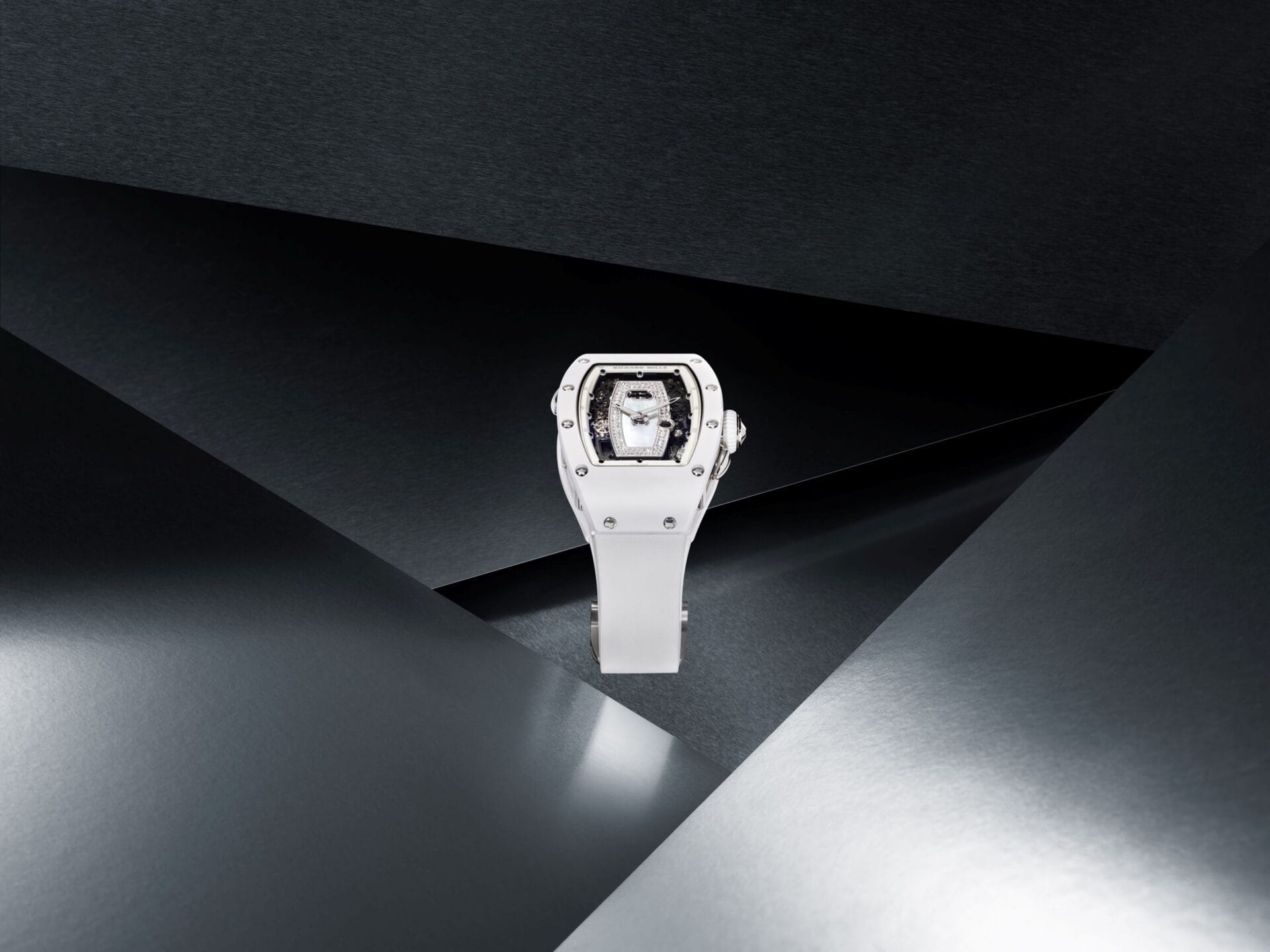 这款白色陶瓷腕表将白陶瓷、珍珠母贝和白金融合在一起，呈现出柔美风范。