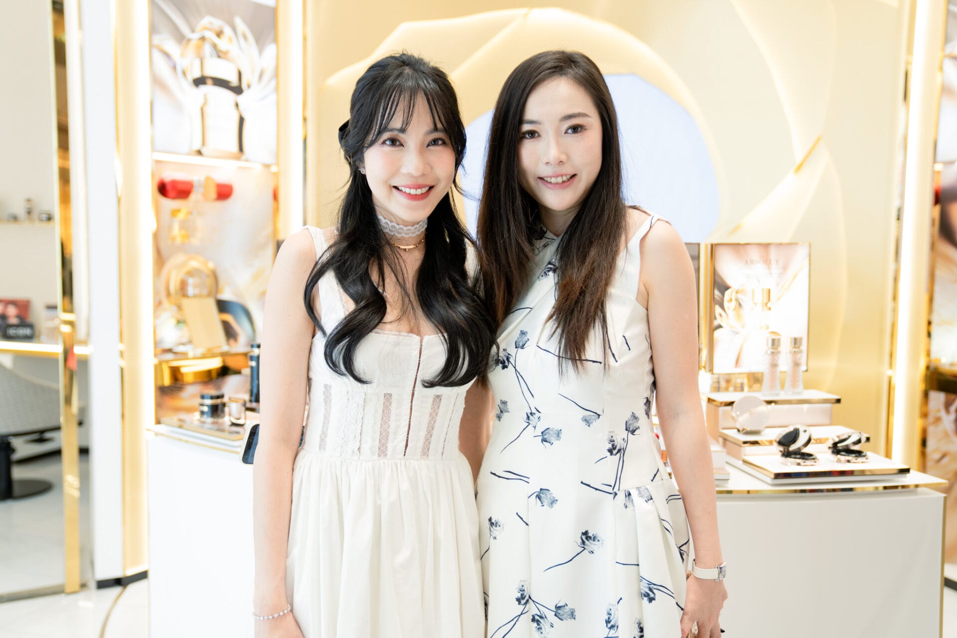 Datin Weng Li 与Enya Chan。