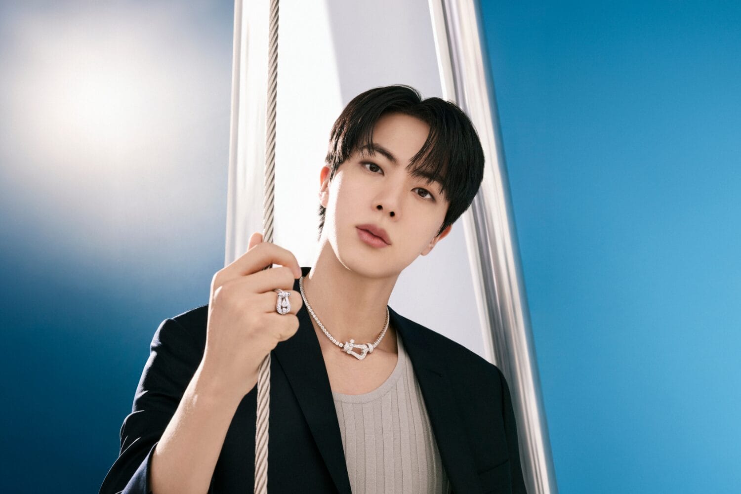 BTS 成员 Jin 最近最爱的珠宝，非 FRED Force 10 莫属